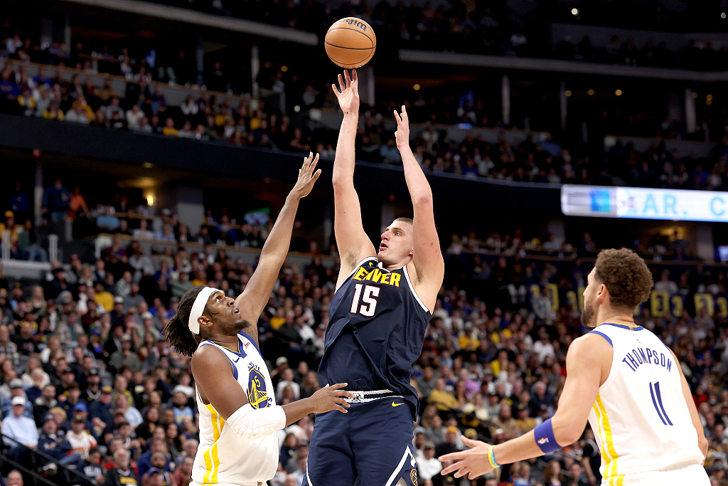 Nikola Jokic (#15) of the Denver Nuggets shoots in the game against the Golden State Warriors at Ball Arena in Denver, Colorado, November 8, 2023. /CFP