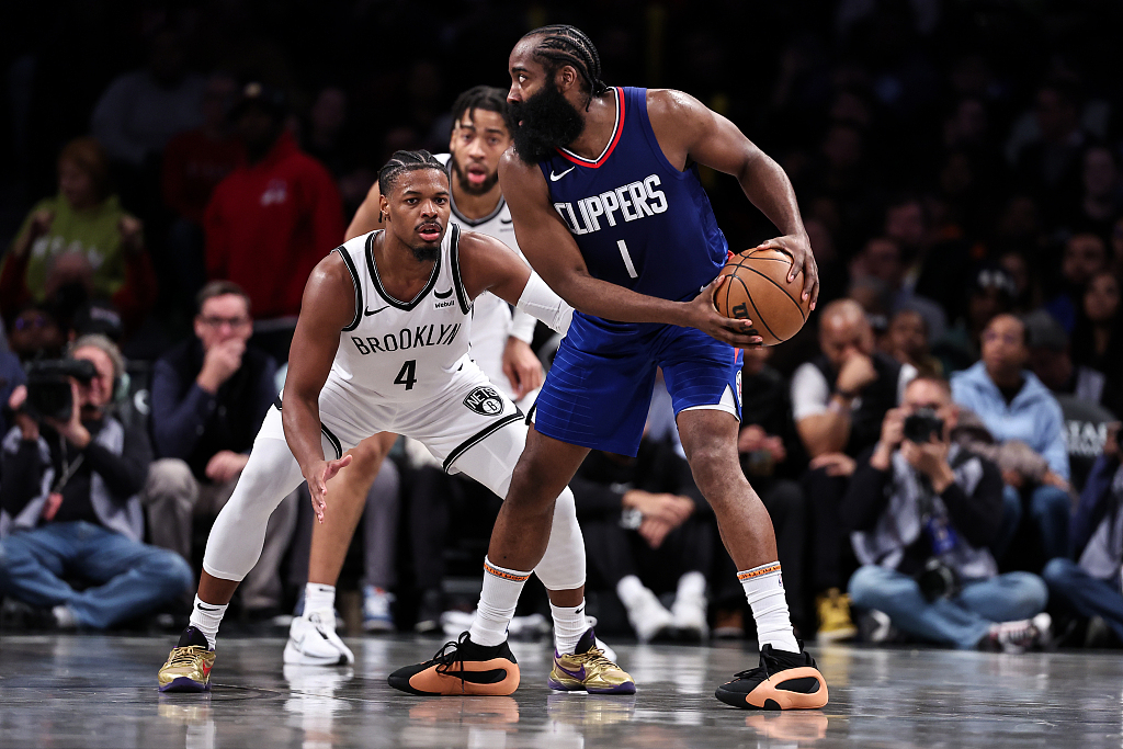 James Harden (#1) of the Los Angeles Clippers holds the ball in the game against the Brooklyn Nets at the Barclays Center in Brooklyn, New York City, November 8, 2023. /CFP