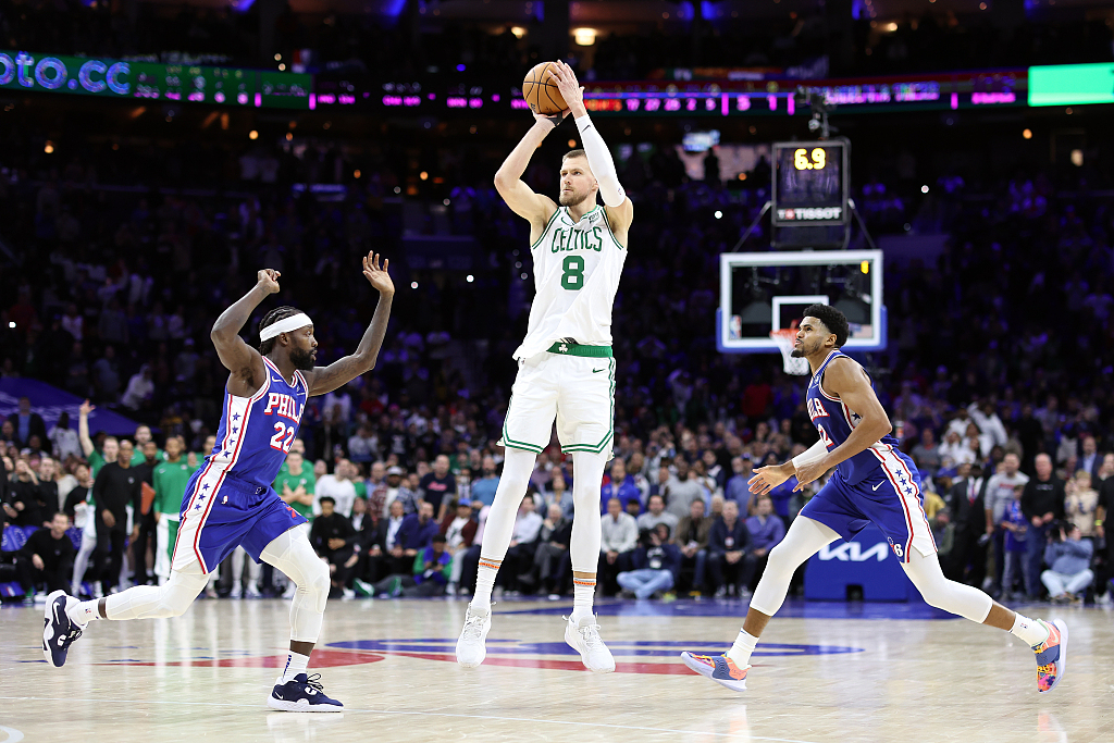 Kristaps Porzingis (#6) of the Boston Celtics shoots in the game against the Philadelphia 76ers at Wells Fargo Center in Philadelphia, Pennsylvania, November 8, 2023. /CFP