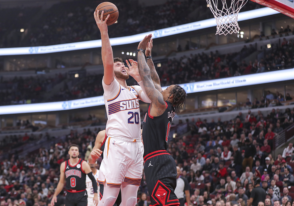Jusuf Nurkic (#20) of the Phoenix Suns drives toward the rim in the game against the Chicago Bulls at the United Center in Chicago, Illinois, November 8, 2023. /CFP