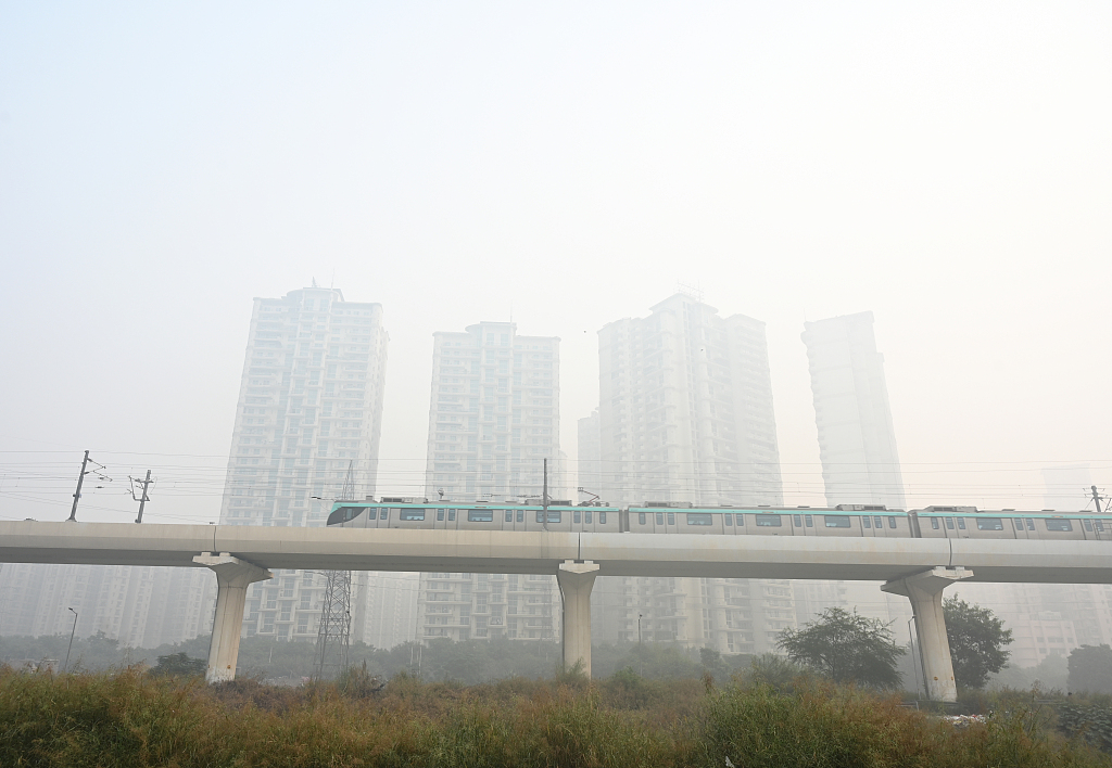 A running Delhi Metro train seen on a smoggy morning amid rising air pollution levels on the outskirts of Delhi in Sector 78, Noida, India. November 5, 2023. /CFP