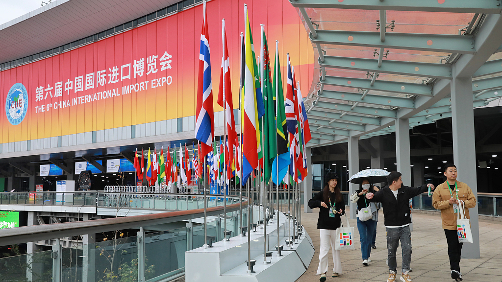 On November 10, 2023, Shanghai, the sixth CIIE closed, and exhibitors and visitors left the site one after another.