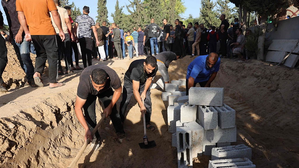 People build a new section in a cemetery in Rafah in the southern Gaza Strip, to bury members of the Hijazi family, killed in an Israeli strike, on November 10, 2023, amid ongoing battles between Israel and the Palestinian group Hamas. /CFP