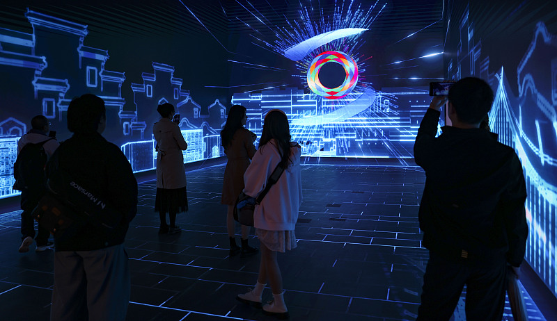 The hologram area of the Science and Technology Museum attracted many visitors, Wuzhen, Zhejiang, November 9, 2023. /CFP 