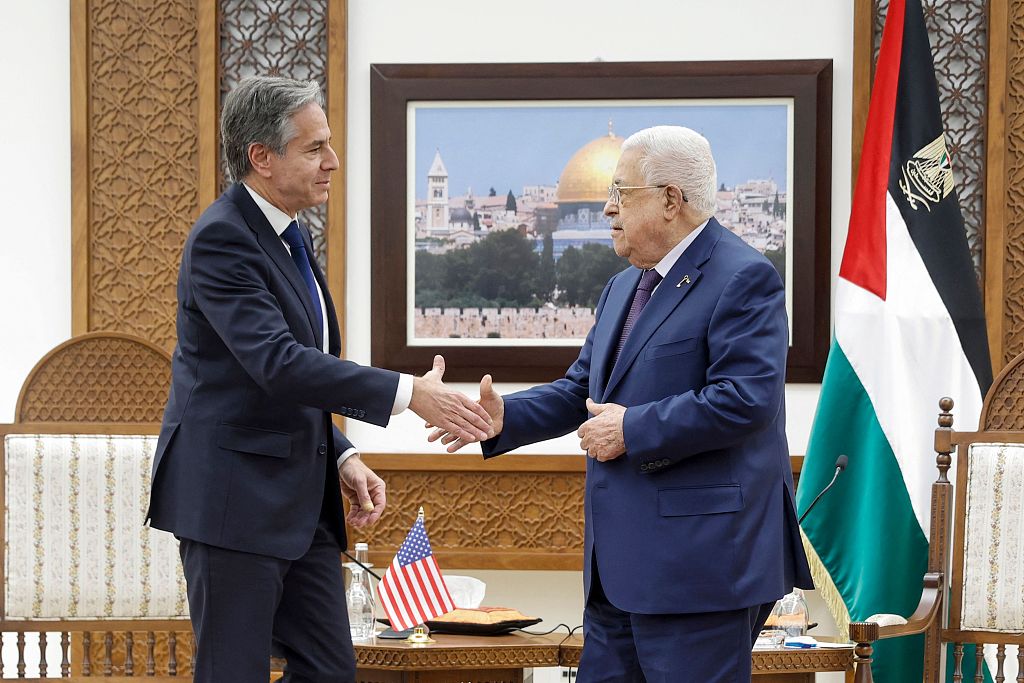 U.S. Secretary of State Antony Blinken (L) shakes hands with Palestinian president Mahmud Abbas at the Palestinian Muqataa Presidential Compound in the West Bank city of Ramallah on November 5, 2023, amid ongoing battles between Israel and the militant group Hamas. /CFP