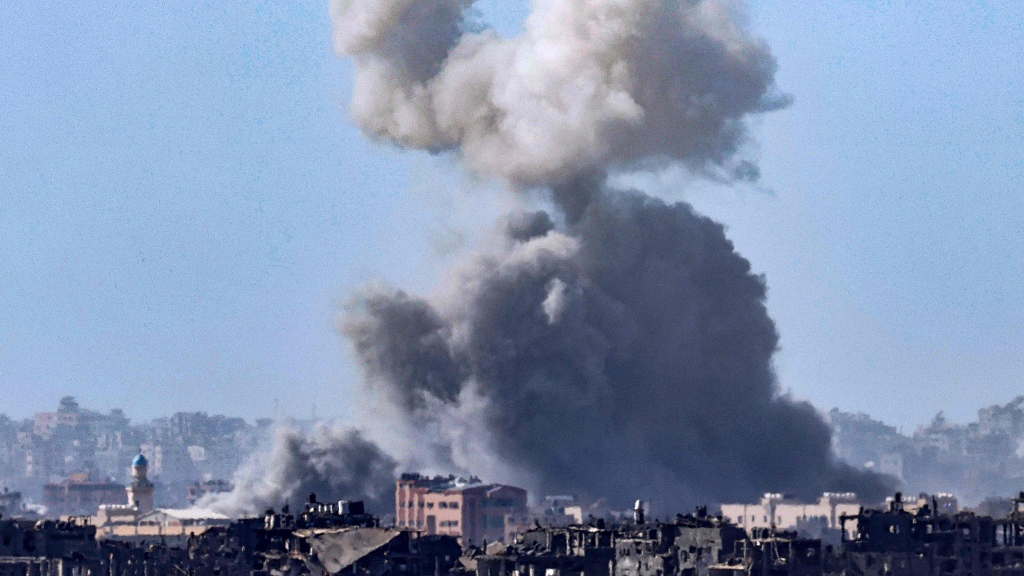This picture taken from the Israeli side of the border with the Gaza Strip on November 10, 2023, shows smoke rising over buildings during an Israeli strike on the Palestinian enclave, amid ongoing battles between Israel and the Palestinian Hamas movement. /CFP