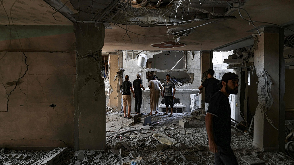 People check the damage in a building following Israeli bombing in Khan Yunis in the southern Gaza Strip, November 11, 2023. /CFP