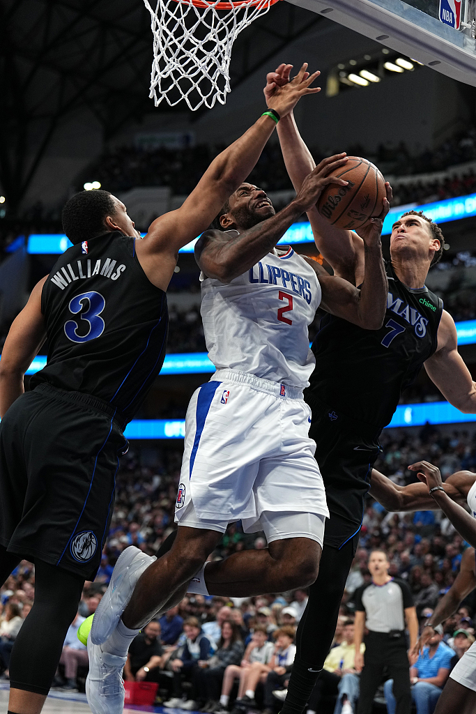 Kawhi Leonard (#2) of the Los Angeles Clippers drives toward the rim in the game against the Dallas Mavericks at American Airlines Center in Dallas, Texas, November 10, 2023. /CFP