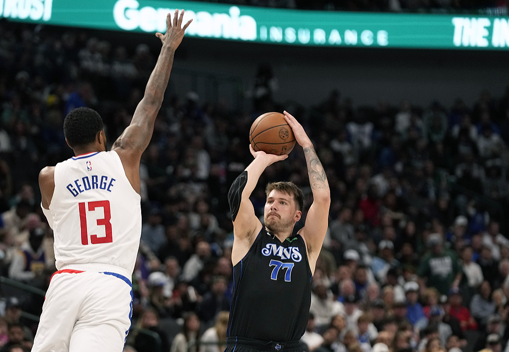 Luka Doncic (#77) of the Dallas Mavericks shoots in the game against the Los Angeles Clippers at American Airlines Center in Dallas, Texas, November 10, 2023. /CFP