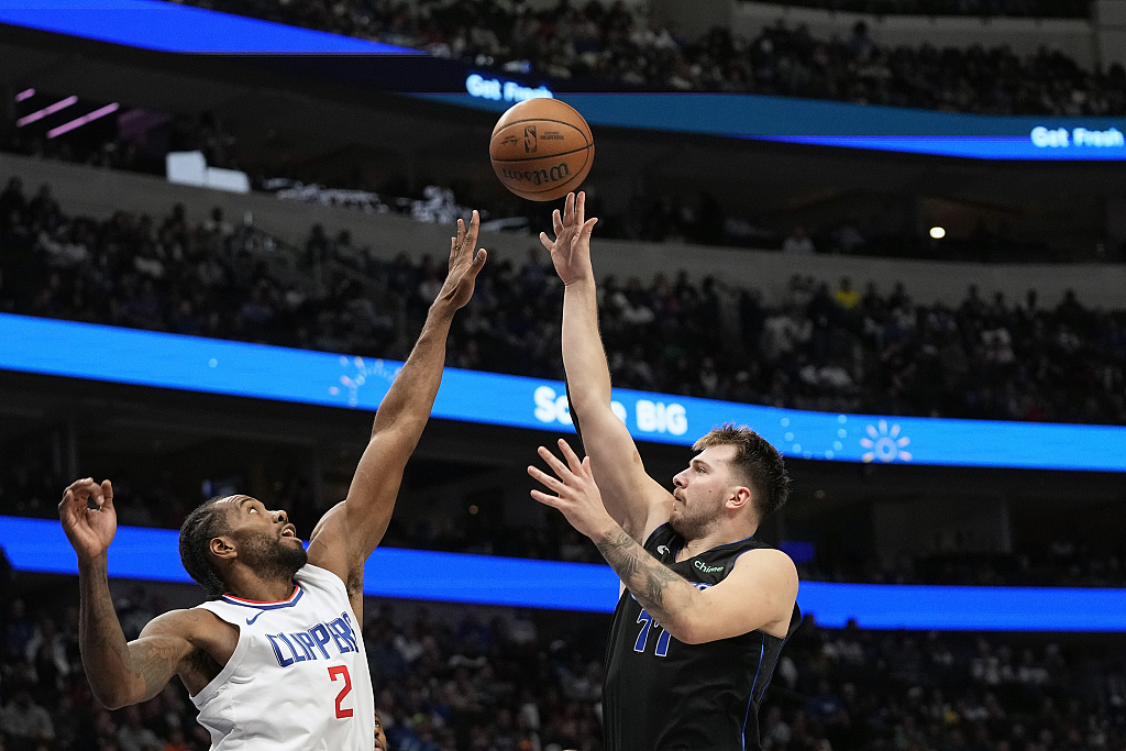 Luka Doncic (R) of the Dallas Mavericks shoots in the game against the Los Angeles Clippers at American Airlines Center in Dallas, Texas, November 10, 2023. /CFP
