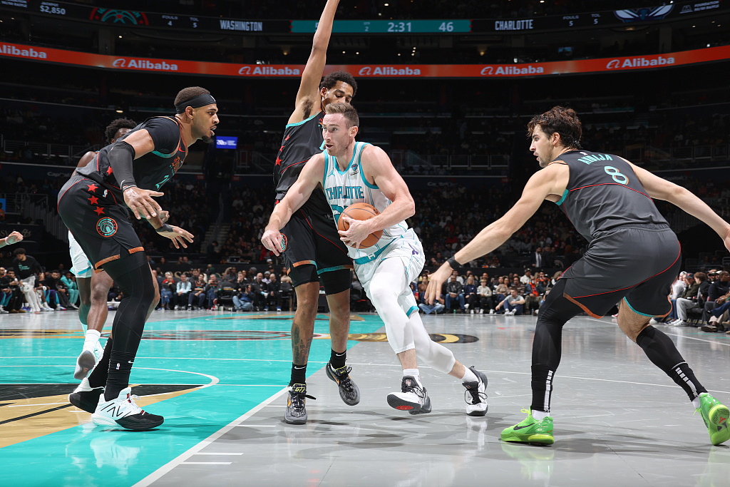Gordon Hayward (C) of the Charlotte Hornets penetrates in the game against the Washington Wizards at Capital One Arena in Washington, D.C., November 10, 2023. /CFP