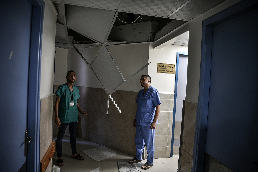 Medical workers inspect damage on the ceiling of Al-Nasser Hospital located near the Israeli attacks that hit Khalid ibn al-Walid Mosque in Khan Yunis, Gaza on November 8, 2023. /CFP