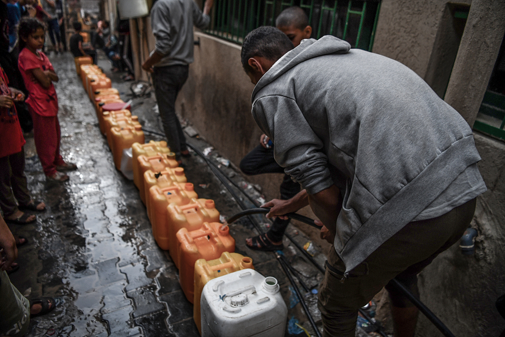 Palestinians meet their water needs from mobile tanks as the Israeli attacks continue in Khan Yunis, Gaza on November 8, 2023. /CFP