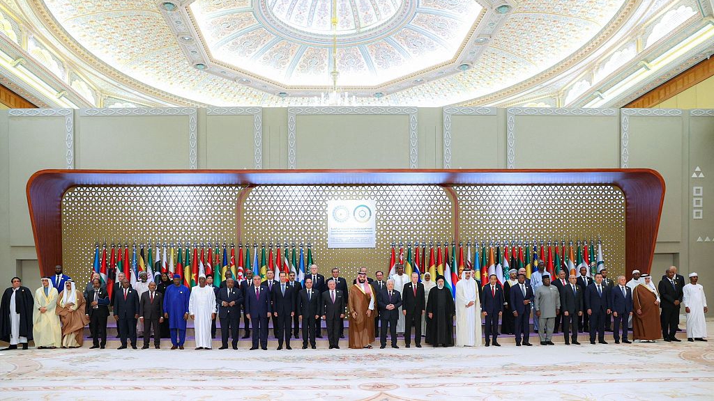 A family group photo taken prior to the start of an emergency meeting of the Arab League and the Organisation of Islamic Cooperation, in Riyadh, Saudi Arabia, November 11, 2023. /CFP
