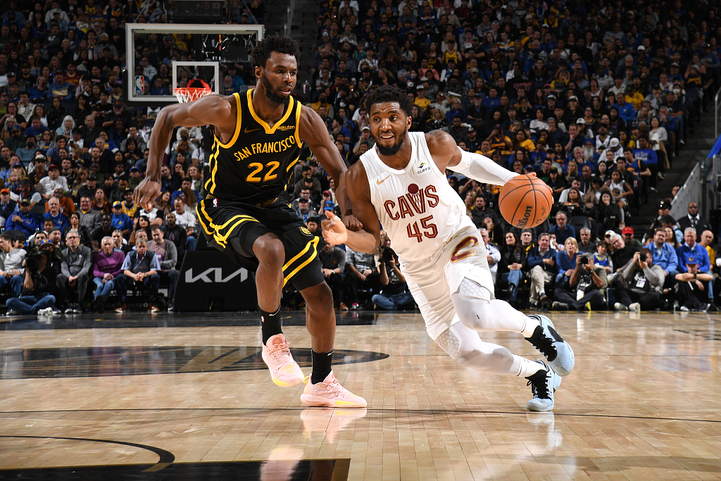 Donovan Mitchell (R) of the Cleveland Cavaliers penetrates in the game against the Golden State Warriors at the Chase Center in San Francisco, California, November 11, 2023. /CFP