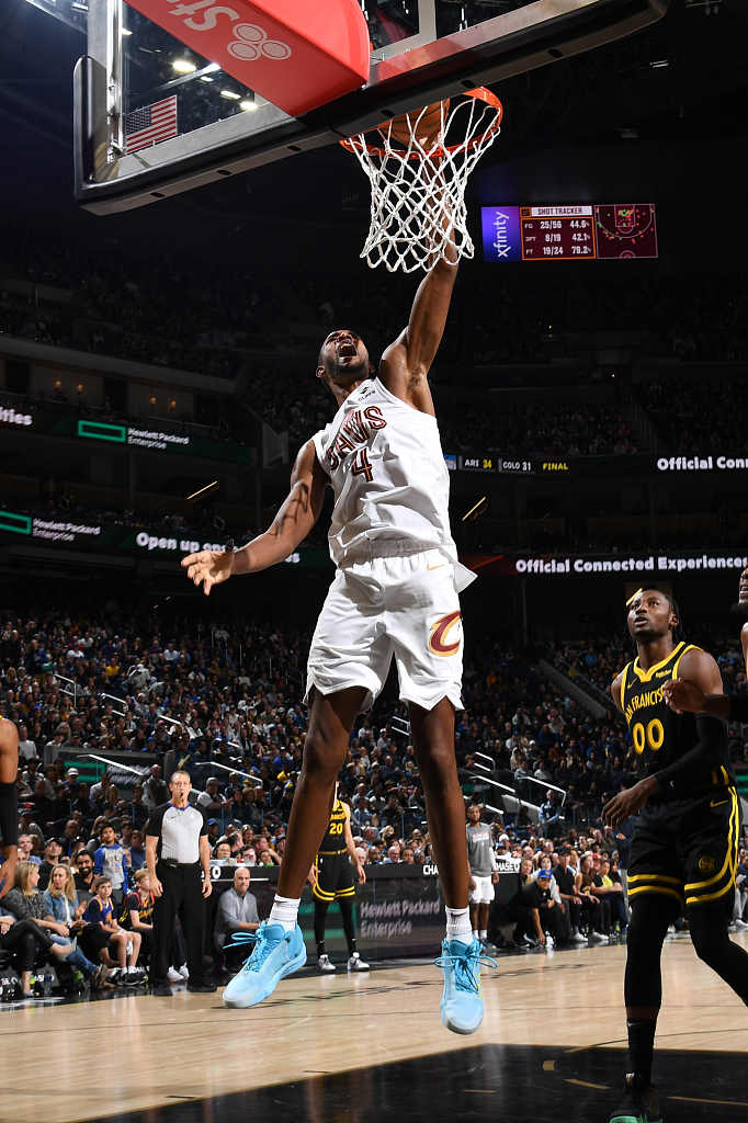 Evan Mobley (#4) of the Cleveland Cavaliers dunks in the game against the Golden State Warriors at the Chase Center in San Francisco, California, November 11, 2023. /CFP