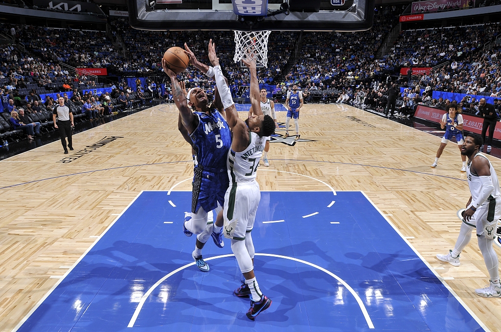 Paolo Banchero (#5) of the Orlando Magic drives toward the rim in the game against the Milwaukee Bucks at Amway Center in Orlando, Florida, November 11, 2023. /CFP