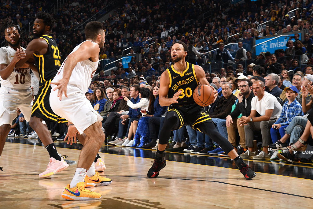 Stephen Curry (#30) of the Golden State Warriors looks to shoot a step-back 3-pointer in the game against the Cleveland Cavaliers at the Chase Center in San Francisco, California, November 11, 2023. /CFP