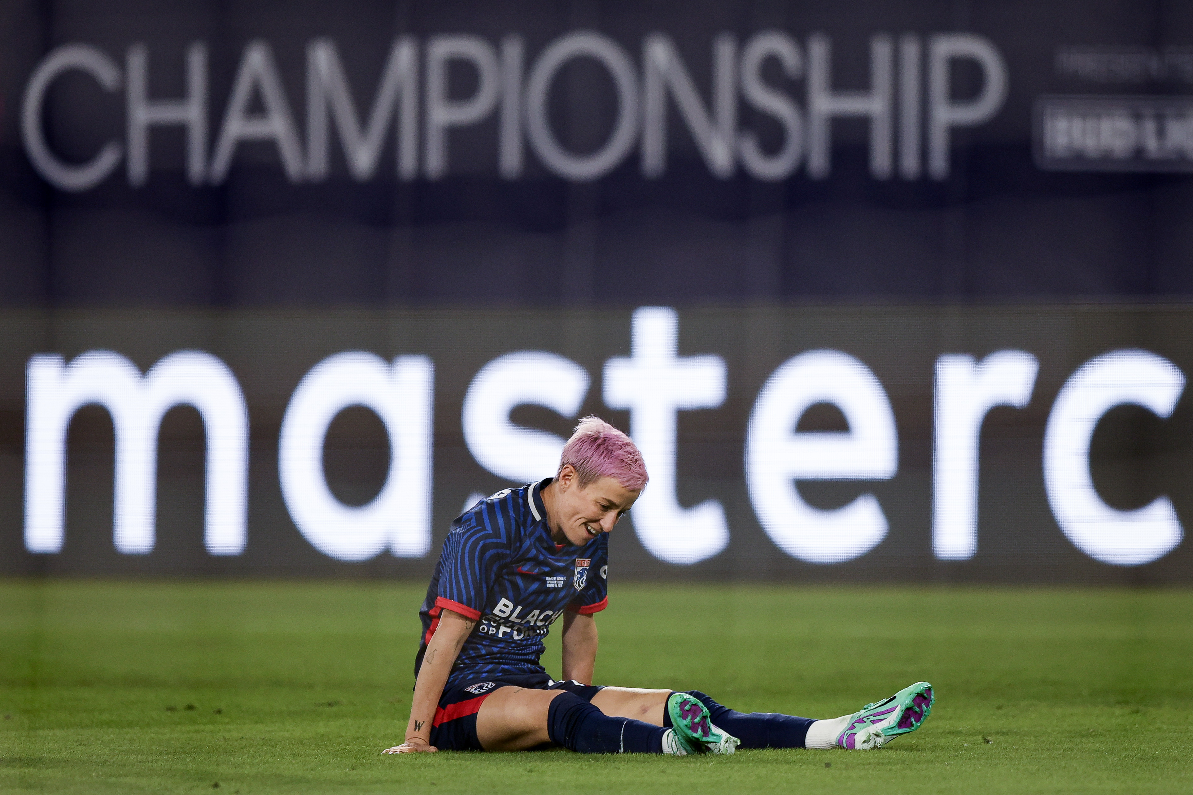 Megan Rapinoe of the OL Reign sits on the ground after she is injuried in the National Women's Soccer League championship game against the NJ/NY Gotham at Snapdragon Stadium in San Diego, California, November 11, 2023. /CFP