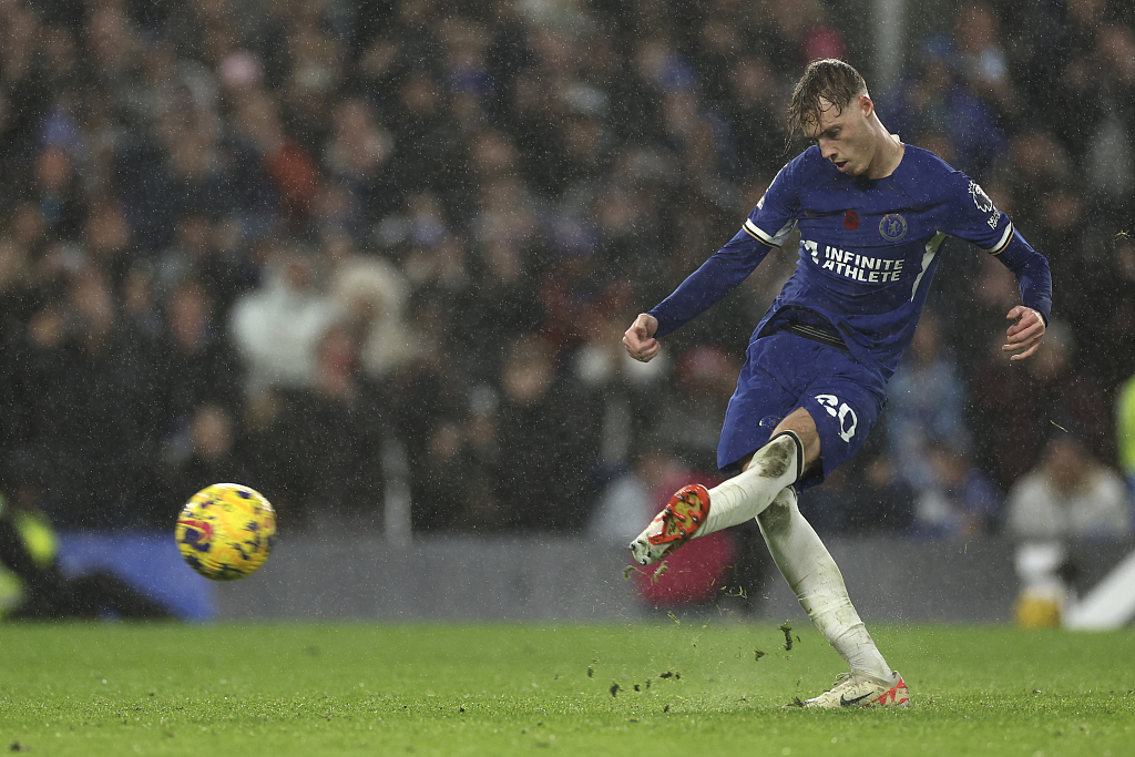 Chelsea's Cole Palmer scores on a penalty kick during their clash with Manchester City at Stamford Bridge stadium in London, England, November 12, 2023. /CFP
