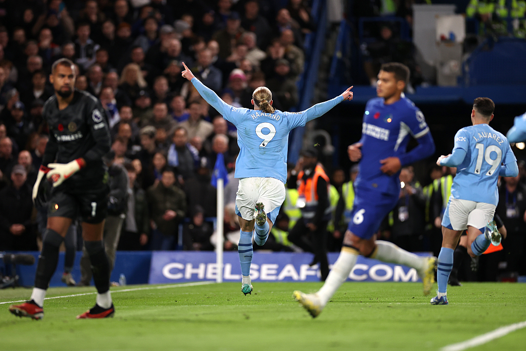 Erling Haaland (C) of Manchester City celebrates after breaking the deadlock during their clash with Chelsea at Stamford Bridge stadium in London, England, November 12, 2023. /CFP