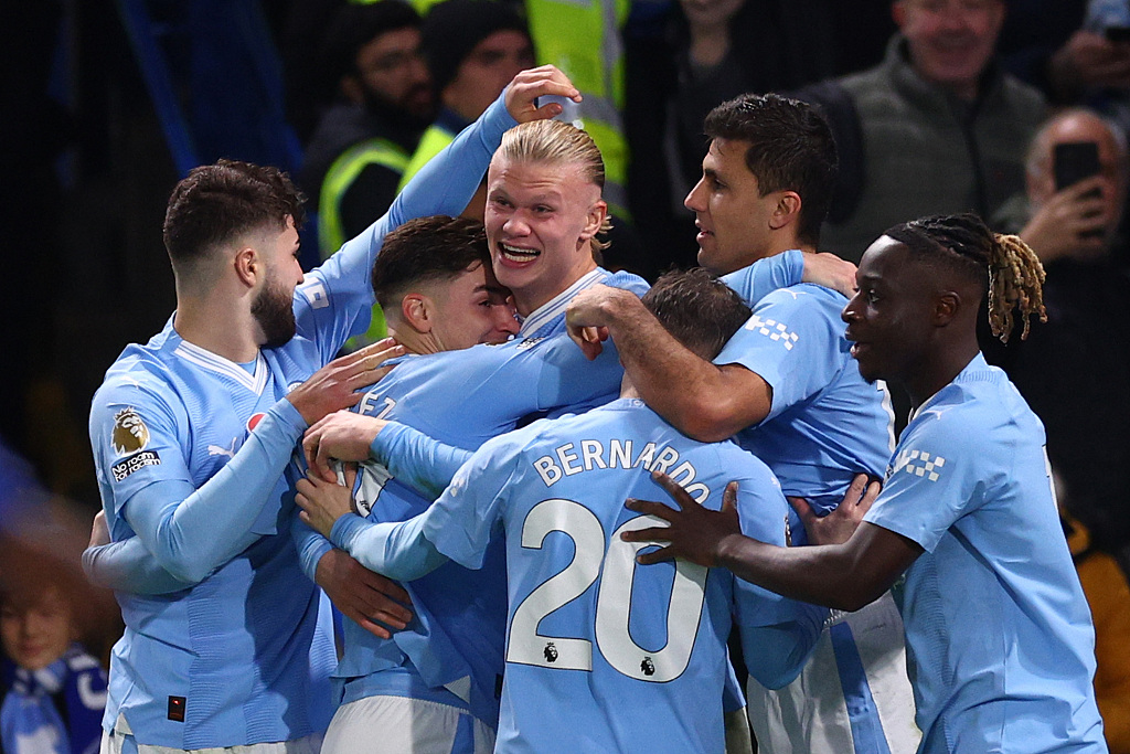 Erling Haaland (C) of Manchester City celebrates with teammates after scoring during their clash with Chelsea at Stamford Bridge stadium in London, England, November 12, 2023. /CFP