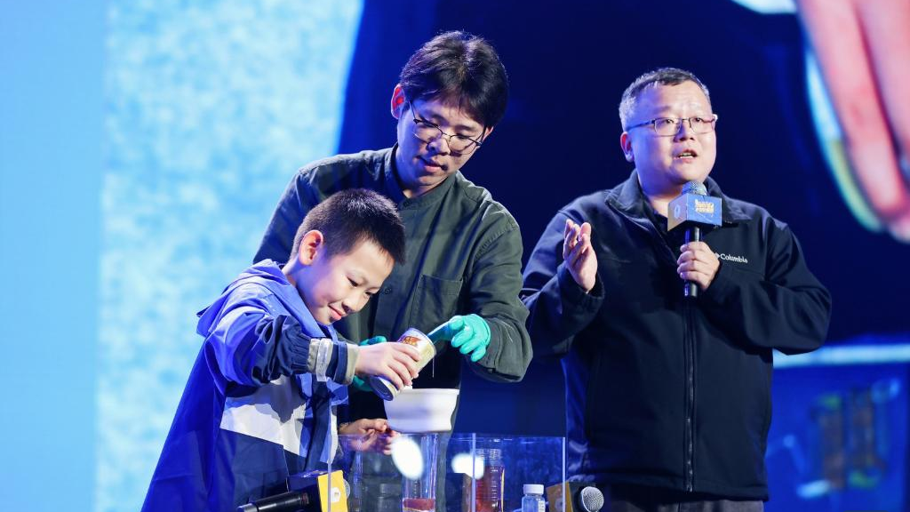 A super slippery toilet, developed by a team led by professor Su Bin from Huazhong University of Science and Technology (HUST), wins the invention award of the 12th Pineapple Science Award in Wenzhou City, east China's Zhejiang Province, November 11, 2023. /Xinhua