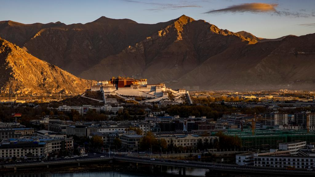 The city view seen from Nanshan Park in Lhasa, capital of southwest China's Xizang Autonomous Region, November 10, 2023. /Xinhua