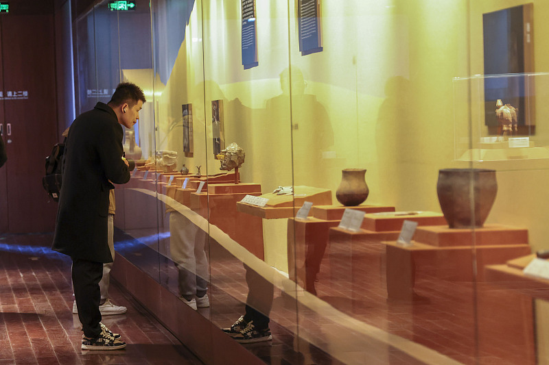 A resident visits the Palace Museum to enjoy a themed exhibition in Beijing, November 11, 2023. /CFP