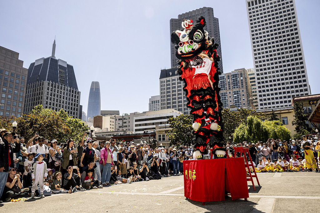 People watch a Chinese traditional lion dance during the Chinatown Lion Dance Festival at Portsmouth Square in San Francisco, California, U.S., July 22, 2023. /CFP