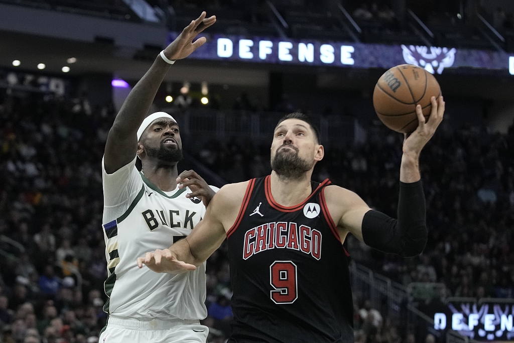 Nikola Vucevic (R) of the Chicago Bulls drives toward the rim in the game against the Milwaukee Bucks at Fiserv Forum in Milwaukee, Wisconsin, November 13, 2023. /CFP