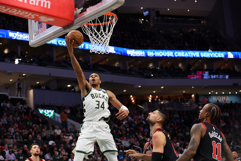 Giannis Antetokounmpo (#34) of the Milwaukee Bucks drives toward the rim in the game against the Chicago Bulls at Fiserv Forum in Milwaukee, Wisconsin, November 13, 2023. /CFP