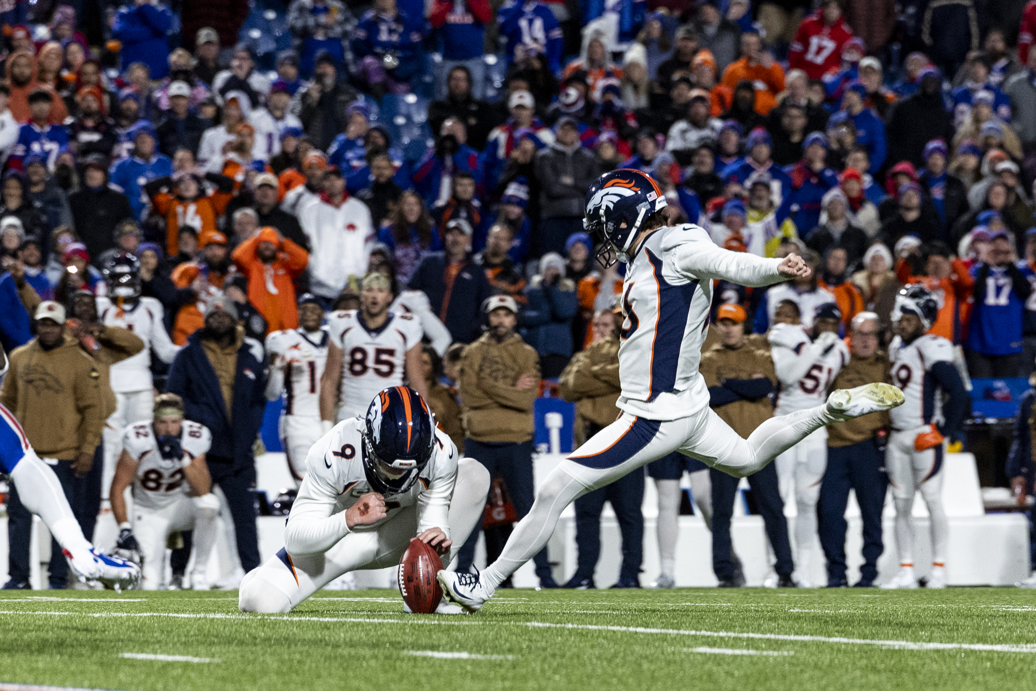 Kicker Wil Lutz (R) of the Denver Broncos shoots in the game against the Buffalo Bills at Highmark Stadium in Orchard Park, New York, November 13, 2023. /CFP