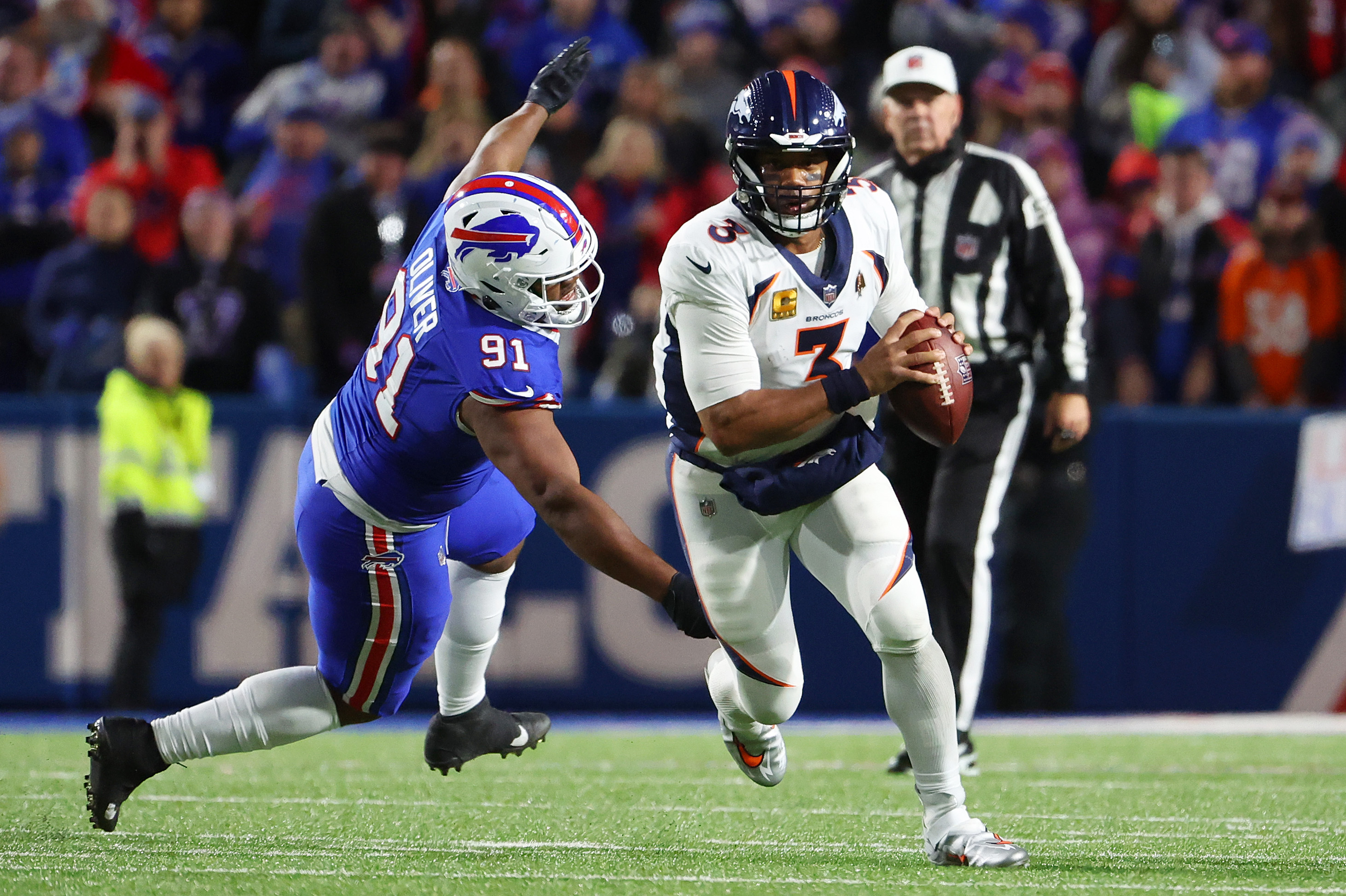 Quarterback Russell Wilson (R) of the Denver Broncos runs with the ball in the game against the buffalo Bills at Highmark Stadium in Orchard Park, New York, November 13, 2023. /CFP