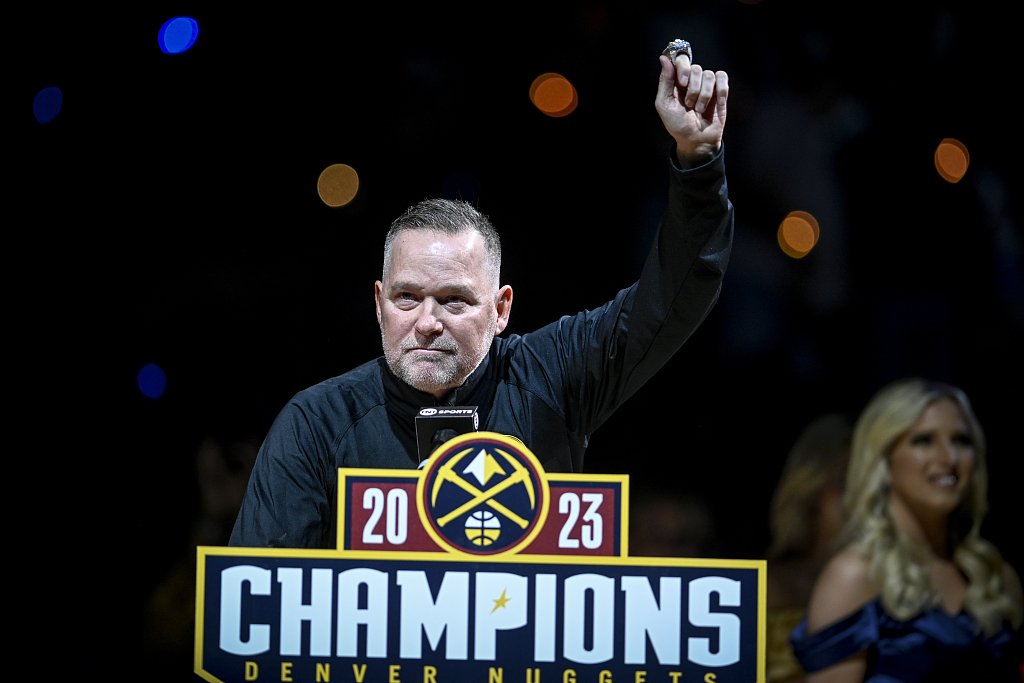 Michael Malone, head coach of the Denver Nuggets, shows his NBA championship ring ahead of the game against the Los Angeles Lakers at Ball Arena in Denver, Colorado, October 24, 2023. /CFP