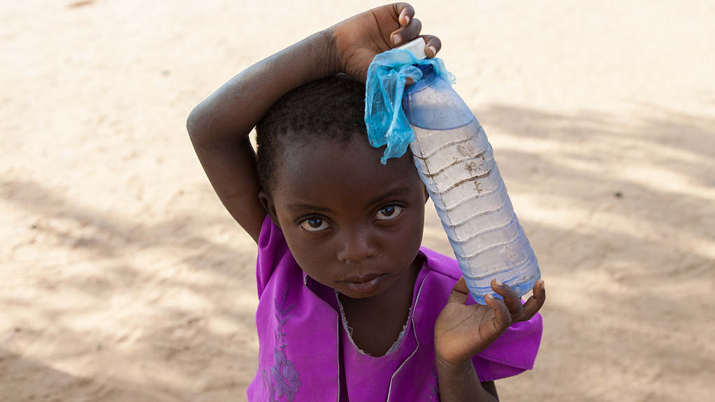 An Ethiopian girl carries a bottle of water. /CFP