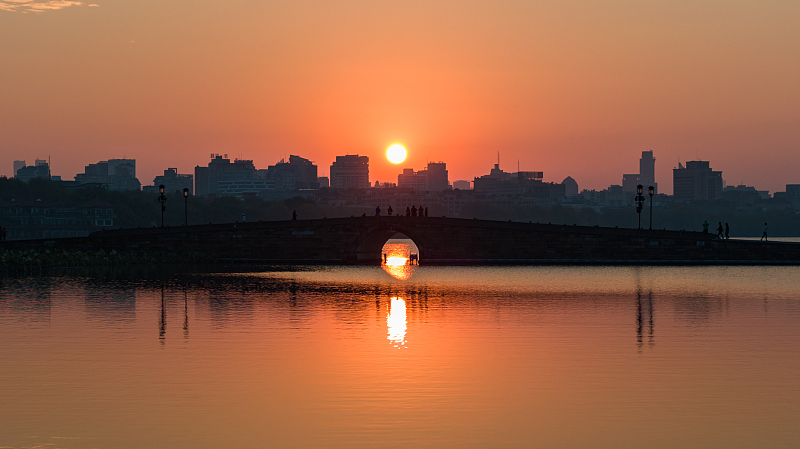 A sunset is captured reflecting beautiful views of the West Lake, Hangzhou City, Zhejiang Province, November 13, 2023. /CFP