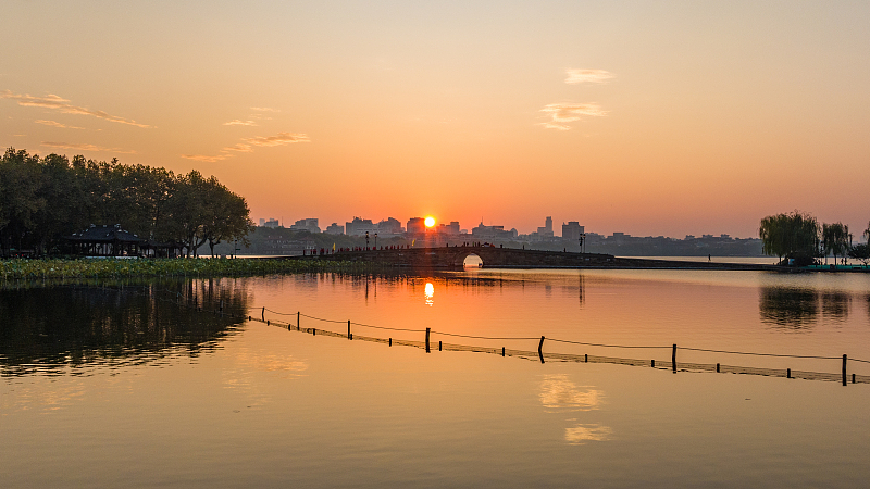 A sunset is captured reflecting beautiful views of the West Lake, Hangzhou City, Zhejiang Province, November 13, 2023. /CFP