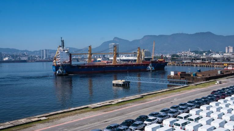 A cargo ship arrives at Rio de Janeiro Port in Brazil, March 20, 2023. /Xinhua