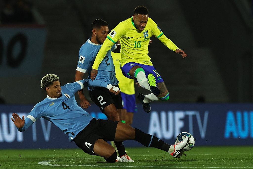 Neymar (#10) of Brazil dodges a tackle in the 2026 FIFA World Cup South American qualifier game against Uruguay at Centenario Stadium in Montevideo, Uruguay, November 17, 2023. /CFP