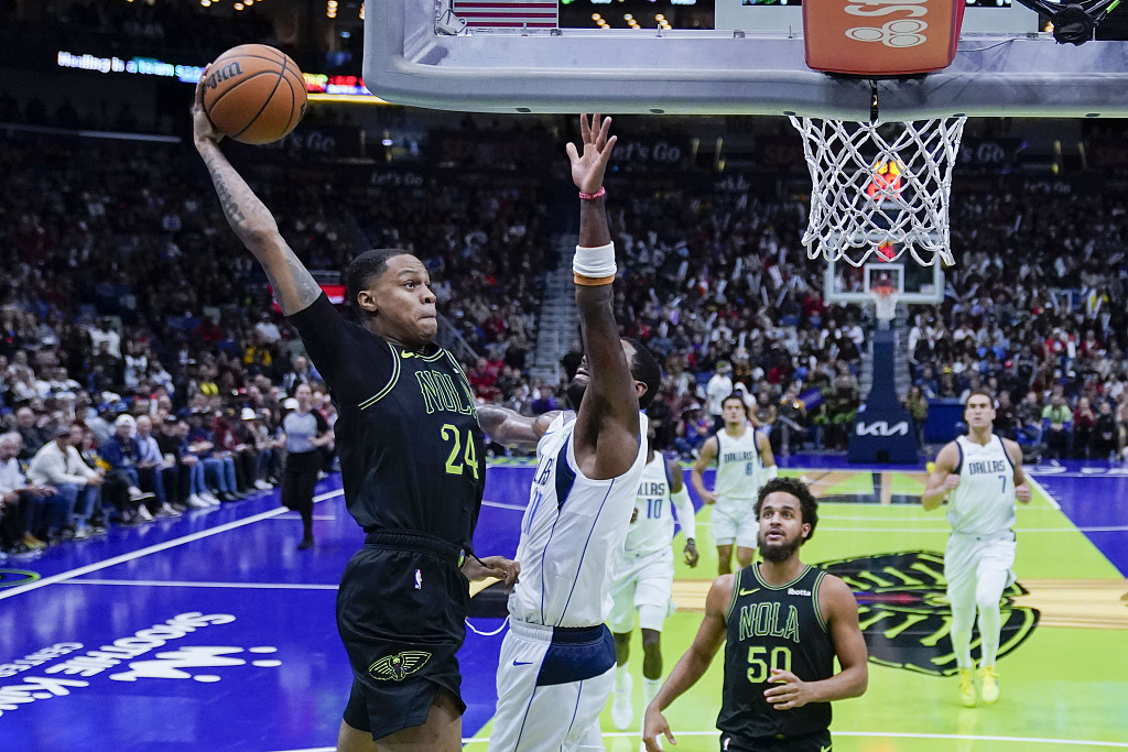 Jordan Hawkins (#24) of the New Orleans Pelicans drives toward the rim in the game against the Dallas Mavericks at Smoothie King Center in new Orleans, Louisiana, November 14, 2023. /CFP