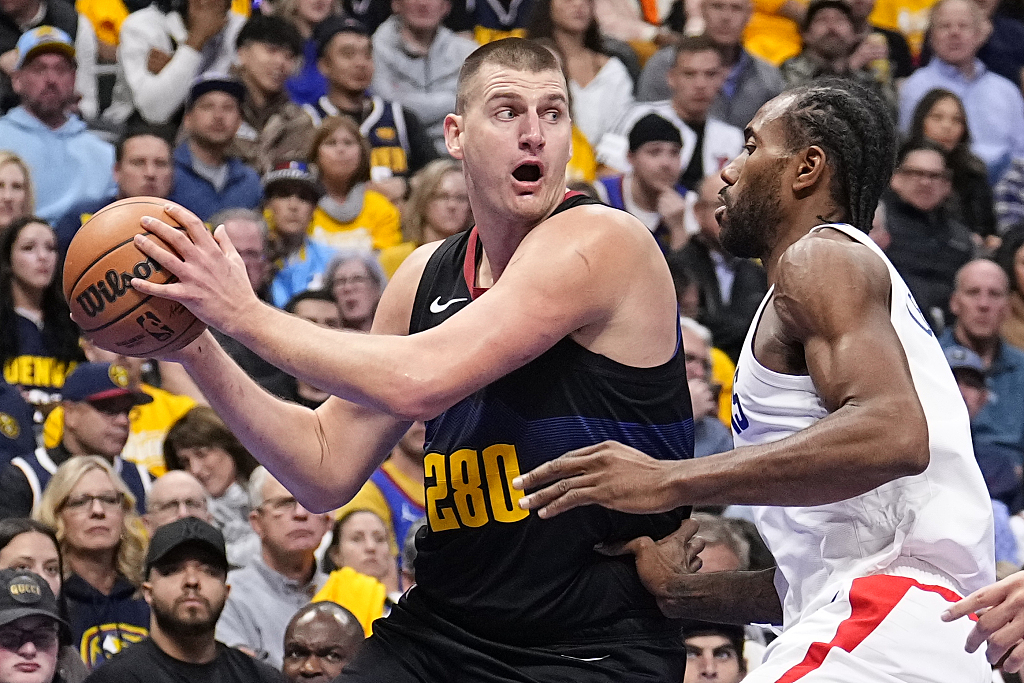 Nikola Jokic (L) of the Denver Nuggets posts up in the game against the Los Angeles Clippers at Ball Arena in Denver, Colorado, November 14, 2023. /CFP