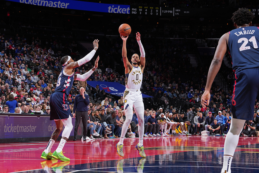 Tyrese Haliburton (#0) of the Indiana Pacers shoots in the game against the Philadelphia 76ers at Wells Fargo Center in Philadelphia, Pennsylvania, November 14, 2023. /CFP