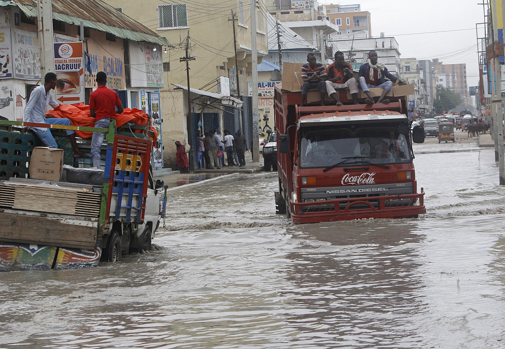 Vehicles try to maneuver through flood water caused by heavy rain in Mogadishu, Somalia, November 11, 2023. /CFP