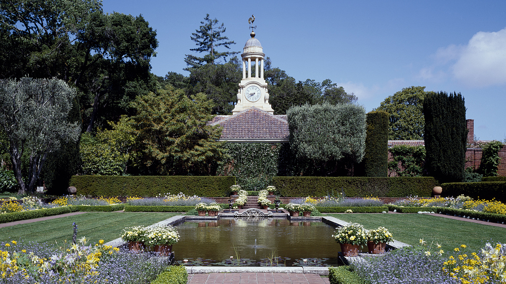 Photo shows the reflecting pool and former carriage house of Filoli Gardens, Woodside, California. United States. /CFP