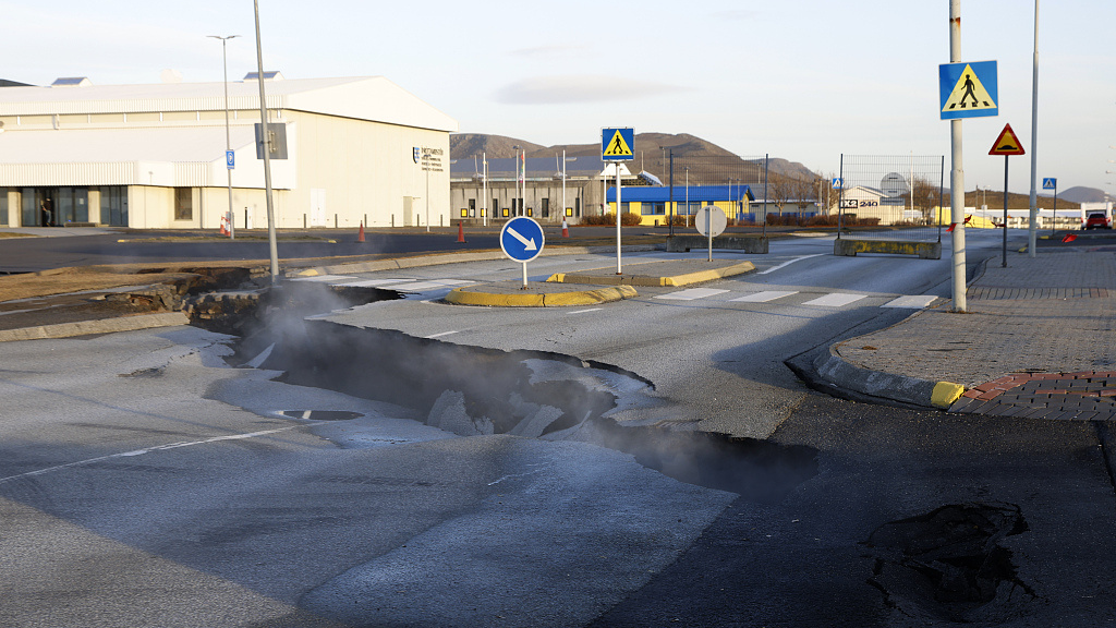 Earthquakes caused the road to collapse in Reykjanes, Iceland. /CMG