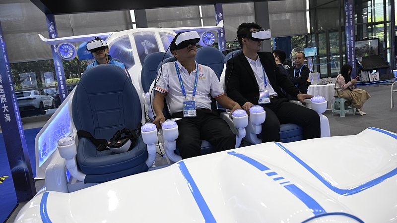 Visitors try on VR gadgets at the 25th China Hi-Tech Fair, November 15, 2023. /CFP