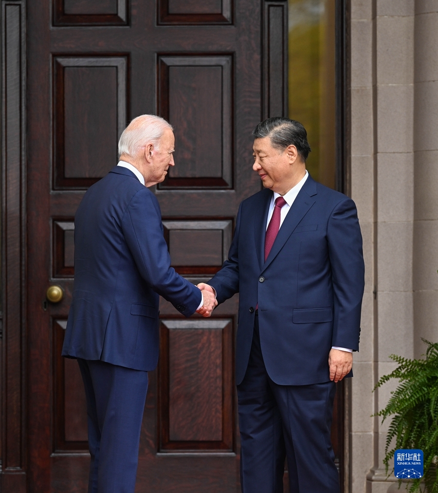 Chinese President Xi Jinping (R) shakes hands with U.S. President Joe Biden at Filoli Estate in San Francisco, the United States, November 15, 2023. /Xinhua