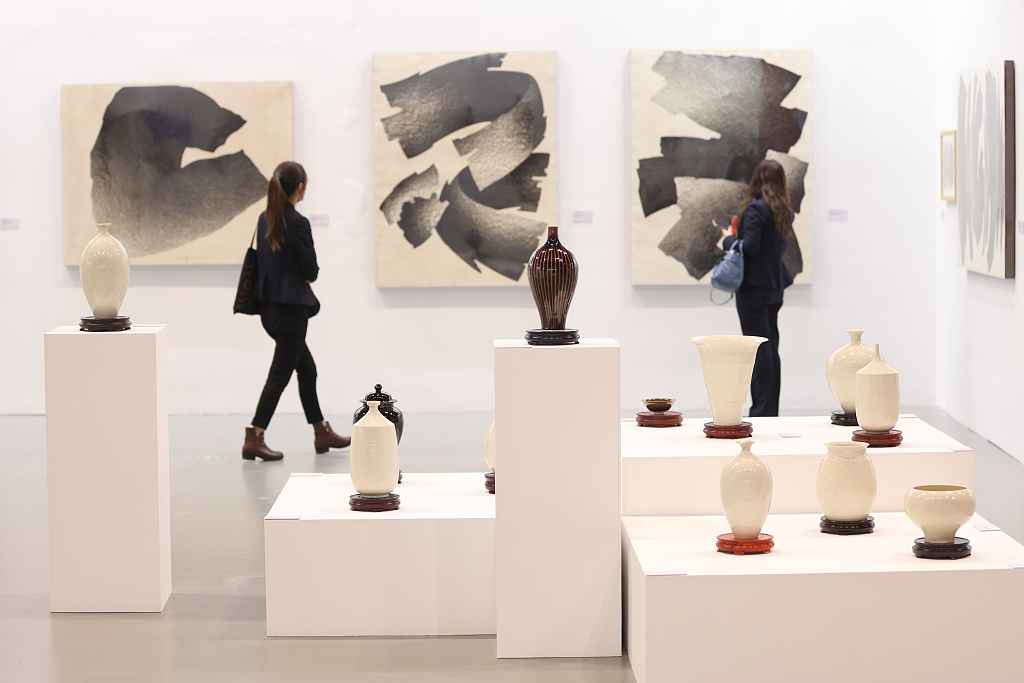 People visit an art exchange exhibition held concurrently with the 2023 annual conference of the summit for entrepreneurs across the Taiwan Straits in Nanjing, east China's Jiangsu Province, November 14, 2023. /CFP