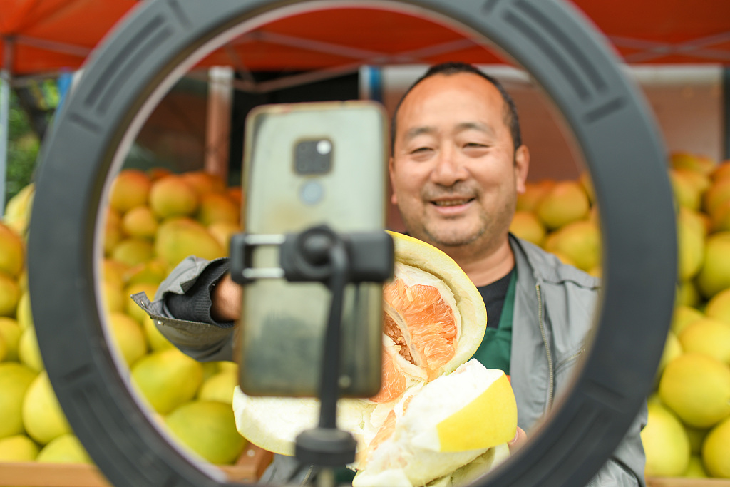 A farmer conducts livestream selling of pomelos at the Tianshui Village in Zunyi of southwest China's Guizhou Province, on Nov. 14, 2023. /CFP